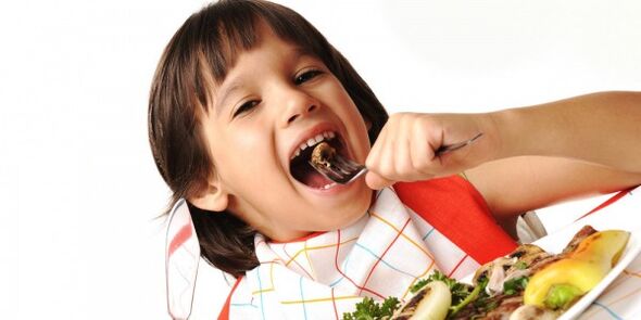 το παιδί τρώει λαχανικά σε δίαιτα με παγκρεατίτιδα