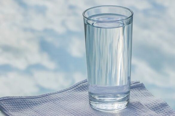ένα ποτήρι νερό για μια τεμπέλικη δίαιτα